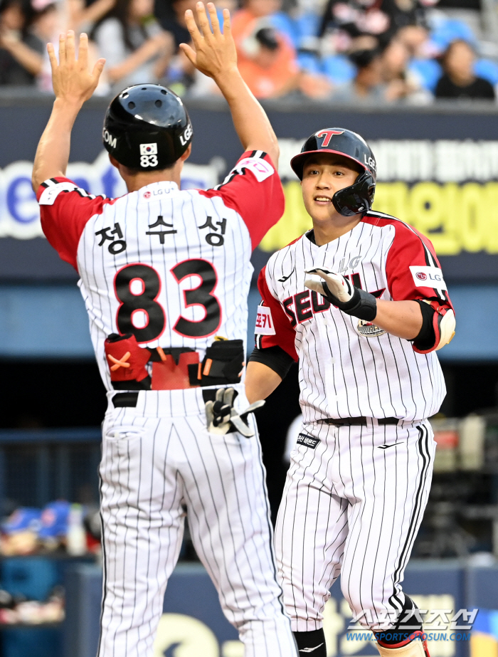 It's a large-scale defense? The first home run went over JamsilLG Choi Won-young Explodes His First Home Run Since Debut