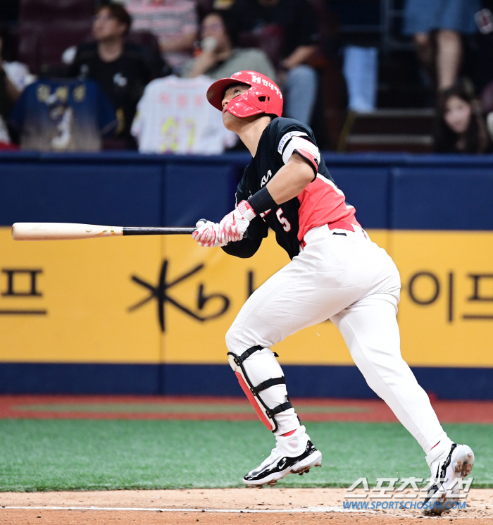 Kim Do-young's powerful ball fell into the third base's cheering seat, but it was a double...What's going on here? 