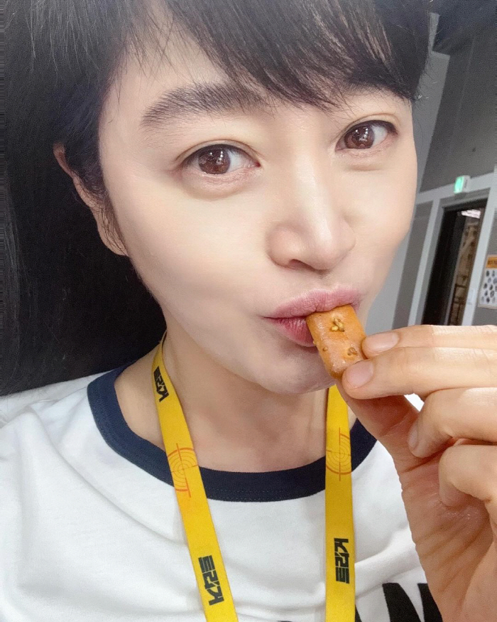 Kim Hye-soo, are you really in your 50s...Close-up selfie singing 'Transparent skin'