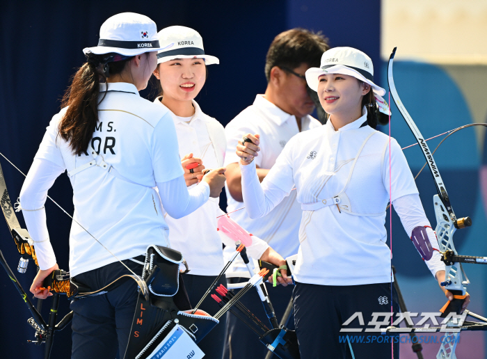 Korean women's archery team won 6-2 against Taiwan amid the 'Jeon Hoon-young's difficulties' and advanced to the semifinals