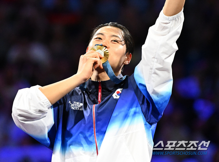 Fencer Oh Sang-uk Wins Korea's First Gold at 2024 Paris Olympics