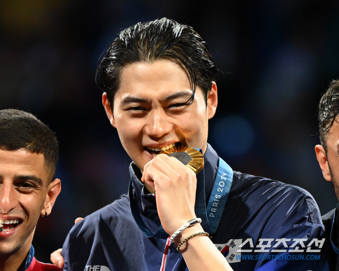 Fencer Oh Sang-uk Wins Korea's First Gold at 2024 Paris Olympics