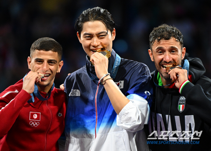 Fencer Oh Sang-uk Wins Korea's First Gold at 2024 Paris Olympics