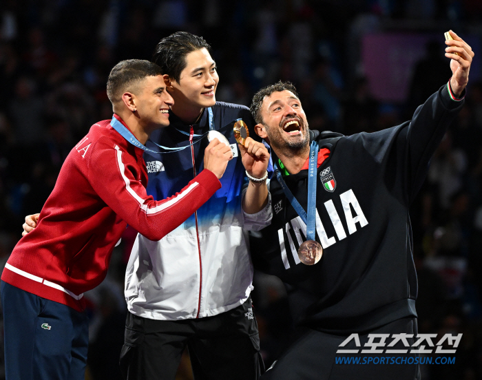 Fencer Oh Sang-uk Wins Korea's First Gold at 2024 Paris Olympics