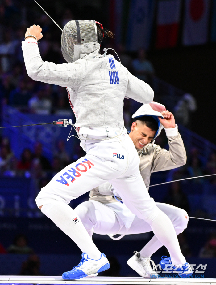 Fencer Oh Sang-uk Wins Korea's First Gold at 2024 Paris Olympics