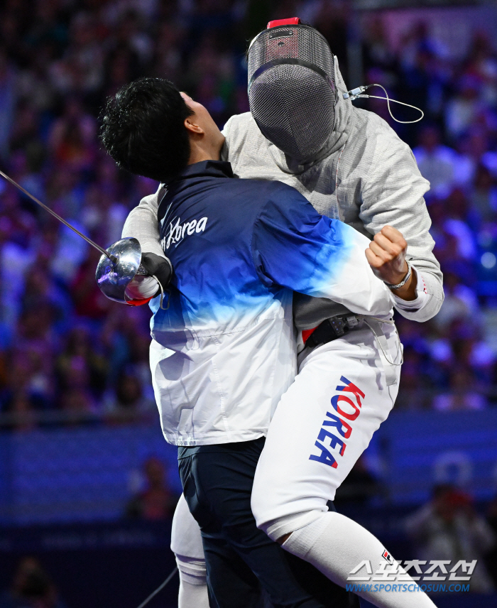 Fencer Oh Sang-uk Wins Korea's First Gold at 2024 Paris Olympics