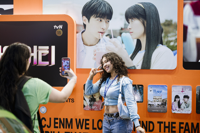  Korea House is popular around the world! You're in a big crowd every day!