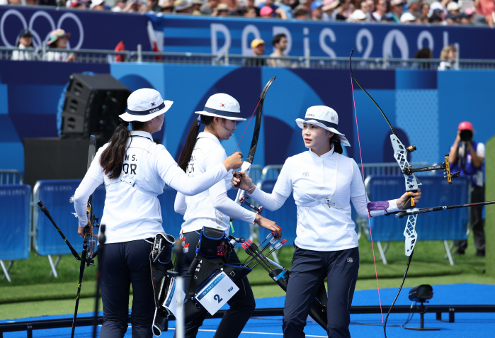  Team archery at the Korean 女. A close victory in the first set of the quarterfinals. Taiwan's 18-year-old Lee Chai-chi scored the last 6 points