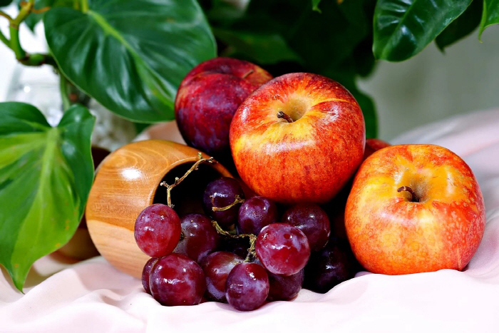 Patients with kidney disease should share grape and apple intake rather than melon and tomato