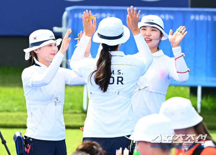 Korean 女 archery won against China after shooting off '10 in a row' 