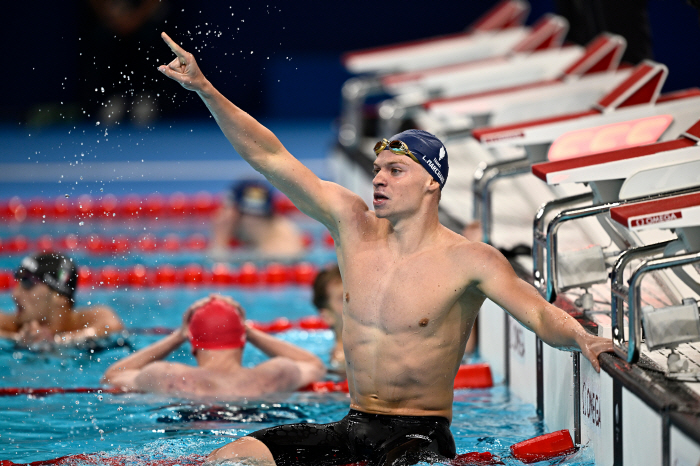 'Leon!Leon! ...Enthusiasm' 佛22 22-year-old swimming hero erased the foyer legend Phelps