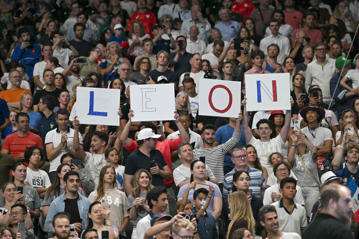 'Leon!Leon! ...Enthusiasm' 佛22 22-year-old swimming hero erased the foyer legend Phelps