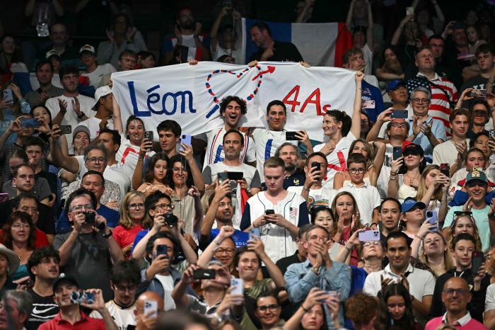 'Leon!Leon! ...Enthusiasm' 佛22 22-year-old swimming hero erased the foyer legend Phelps