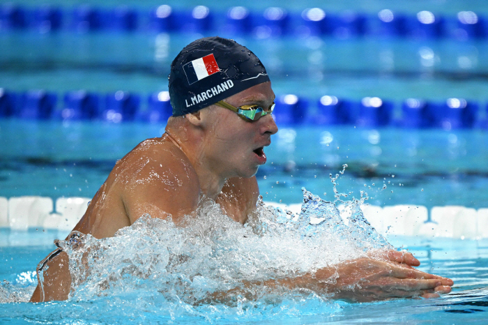 'Leon!Leon! ...Enthusiasm' 佛22 22-year-old swimming hero erased the foyer legend Phelps