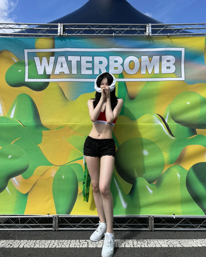 'New Water Bomb 女 Birth'Lee Chae-yeon turned Busan upside down with a shocking outfit