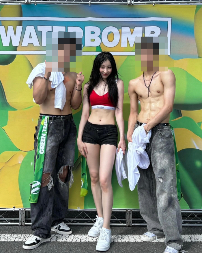 'New Water Bomb 女 Birth'Lee Chae-yeon turned Busan upside down with a shocking outfit