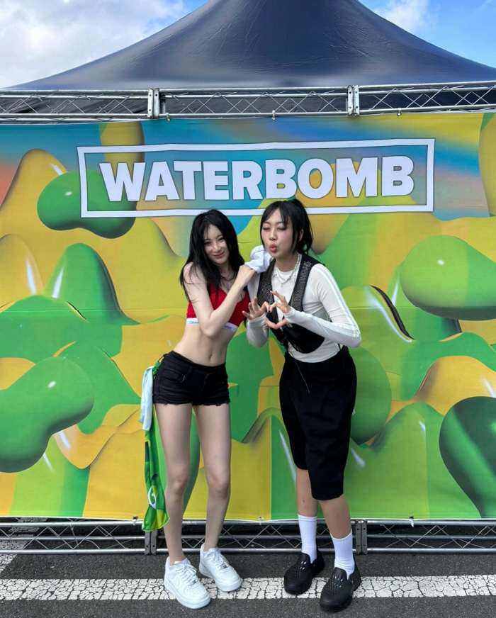 'New Water Bomb 女 Birth'Lee Chae-yeon turned Busan upside down with a shocking outfit