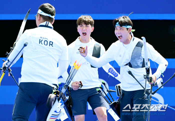 South Korea's men's archery team won the semifinals against China in a complete victory!