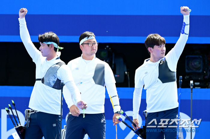 South Korea's men's archery team won the semifinals against China in a complete victory!