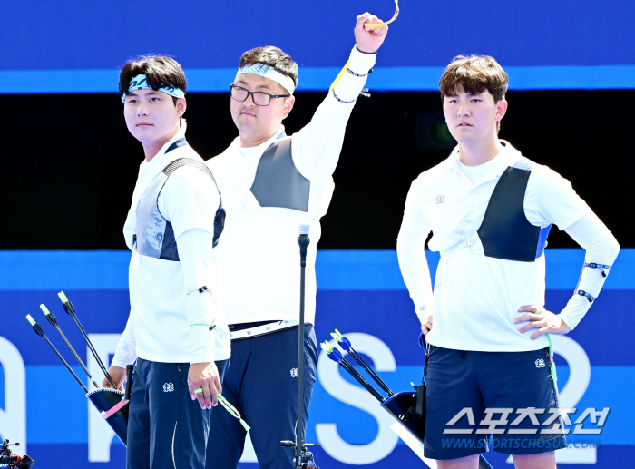 South Korea's men's archery team won the semifinals against China in a complete victory!