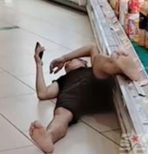 The man who put his foot on the refrigerator of the supermarket drink. I looked somewhere