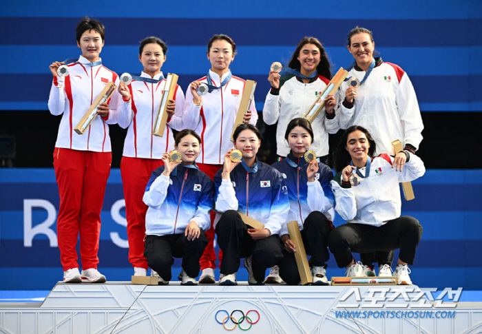 What is the 40cm long paper box that appeared on the Olympic podium?