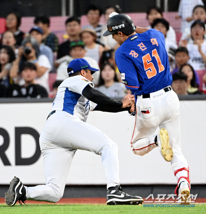 I asked him to throw 5 innings, and he won...Hanwha beats KT with gusty wind and has won four consecutive games 