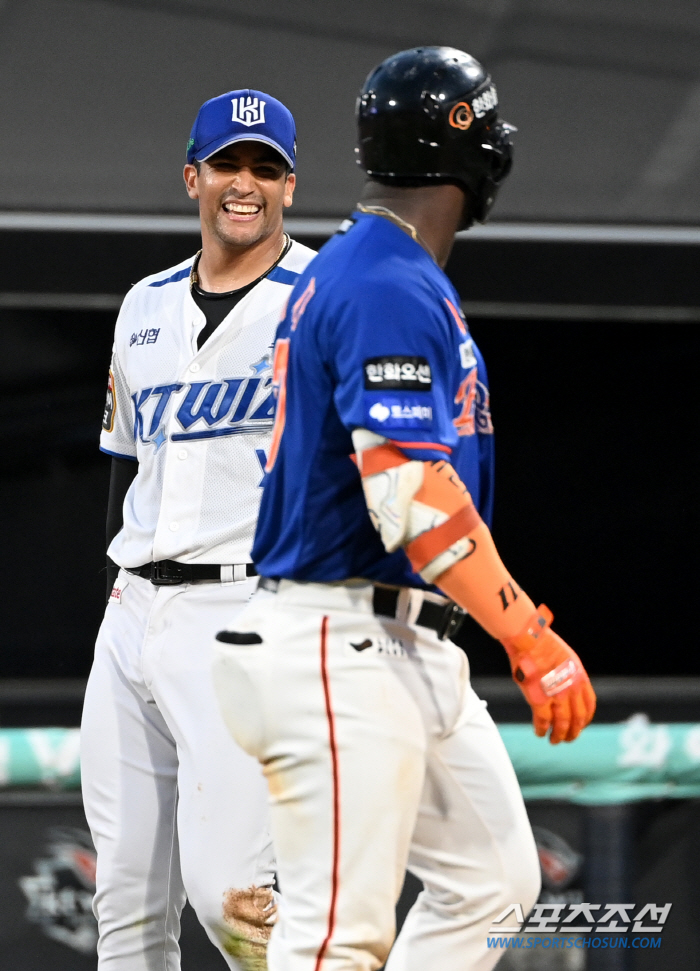 I asked him to throw 5 innings, and he won...Hanwha beats KT with gusty wind and has won four consecutive games 