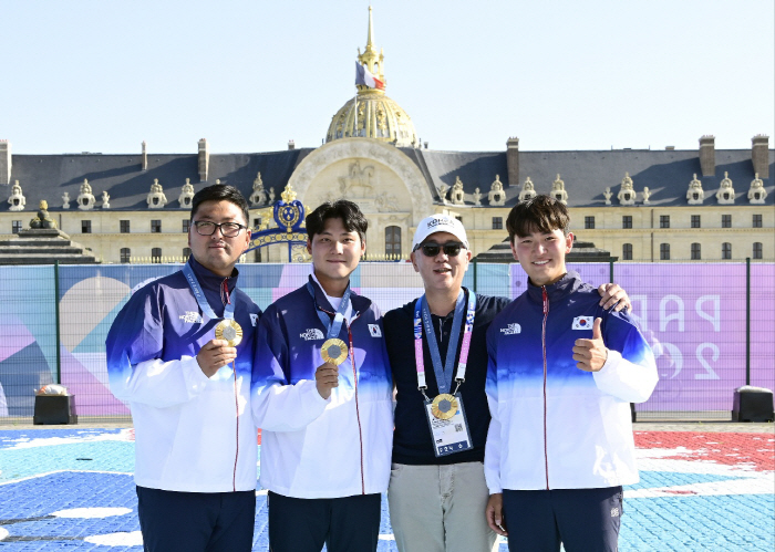 Korean Archery Men's and Women's Team Gold Medal Ssakseul'Victory Fairy' Chairman Chung Eui-sun is aiming for the all-around title