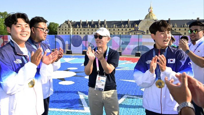 Korean Archery Men's and Women's Team Gold Medal Ssakseul'Victory Fairy' Chairman Chung Eui-sun is aiming for the all-around title