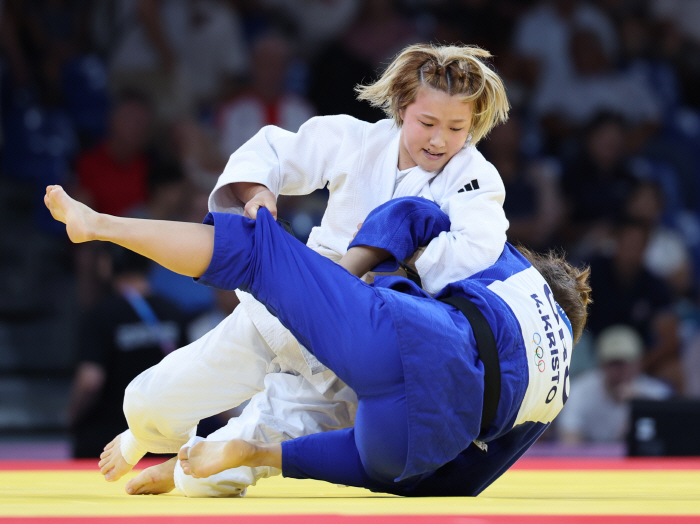 'Oh, it's a disappointing one-game defeat' Women's Judo 63kg class Kim Ji-soo failed to advance to the semifinals due to a loss-saving match 