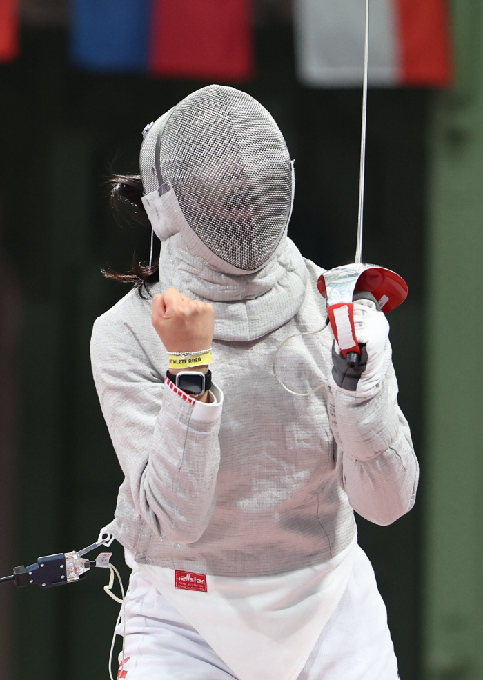 'Chonghan's upset loss' Women's Sabre Choi Se-bin missed the bronze medal he won