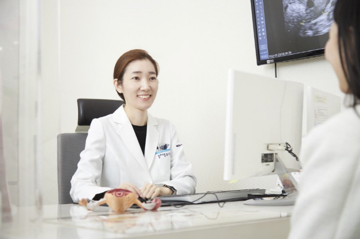 Professor Yoo Eun-jung of Cha Women's Medical Research Institute at Seoul Station obtains a clinical genetic certification