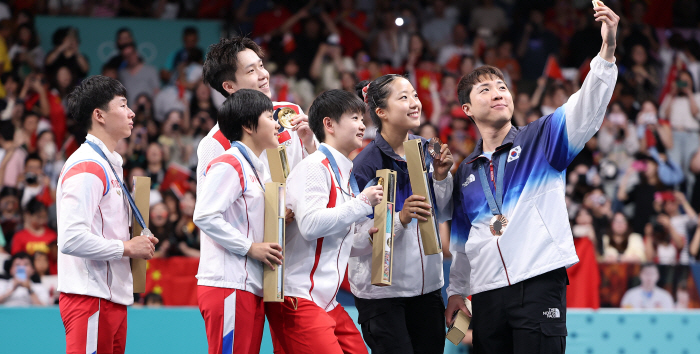 'Shin Yu-bin X Kim Geum-yong, South and North Korea, click on the Samsung phone!' 'Victory Selfies' Became a tool of peace