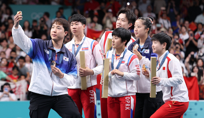 'Shin Yu-bin X Kim Geum-yong, South and North Korea, click on the Samsung phone!' 'Victory Selfies' Became a tool of peace