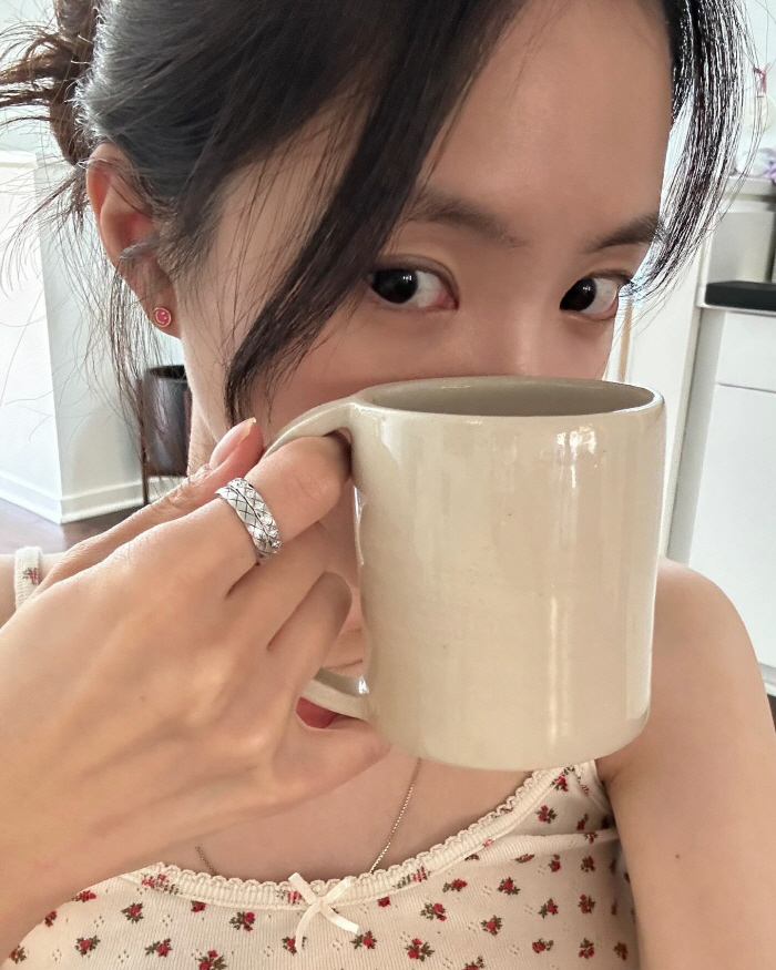 Son Na Eun, a face smaller than a mug...''No make-up  slim body'... Everyday life is more hot.'