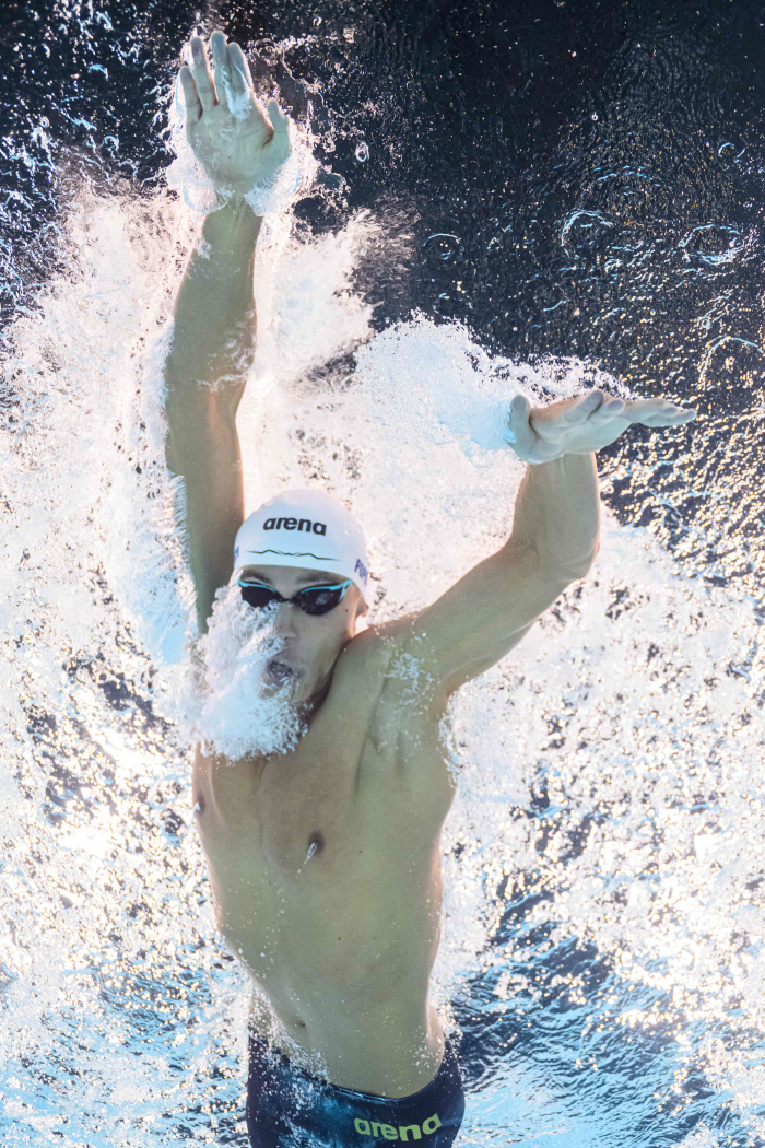 The gold medal in the 200m freestyle is Popovich...It's all the more regrettable to see the record