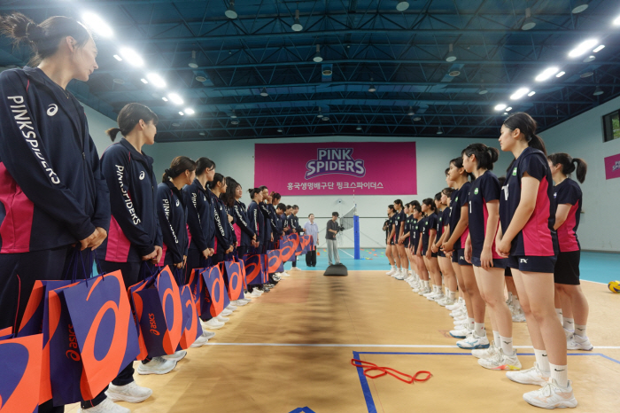 'With Emperor Volleyball → Abon Danjapyo's special training session is conducted with Heungkuk Life Insurance Co., Sehwa Girls' High School and Sehwa Girls' Middle School