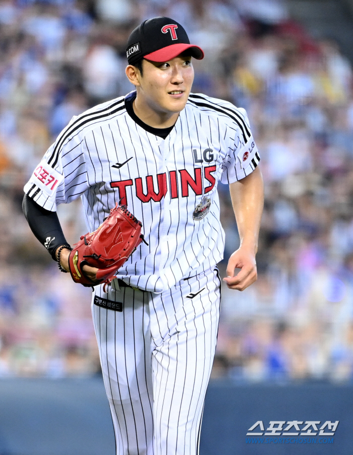 '17 Hit Mega Twin Spoiler Explosion''Samsung Killer'Son Joo-young won eight games and LG succeeded in an 11-5 rebound. He's chasing KIA. Kang Min-ho's 3G consecutive shots, 11 home runs in July 