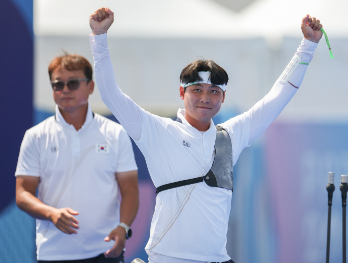 '7 out of 9 shots scored 10 points'Perfect Lee Woo-seok advanced to the round of 16 in the individual event! 
