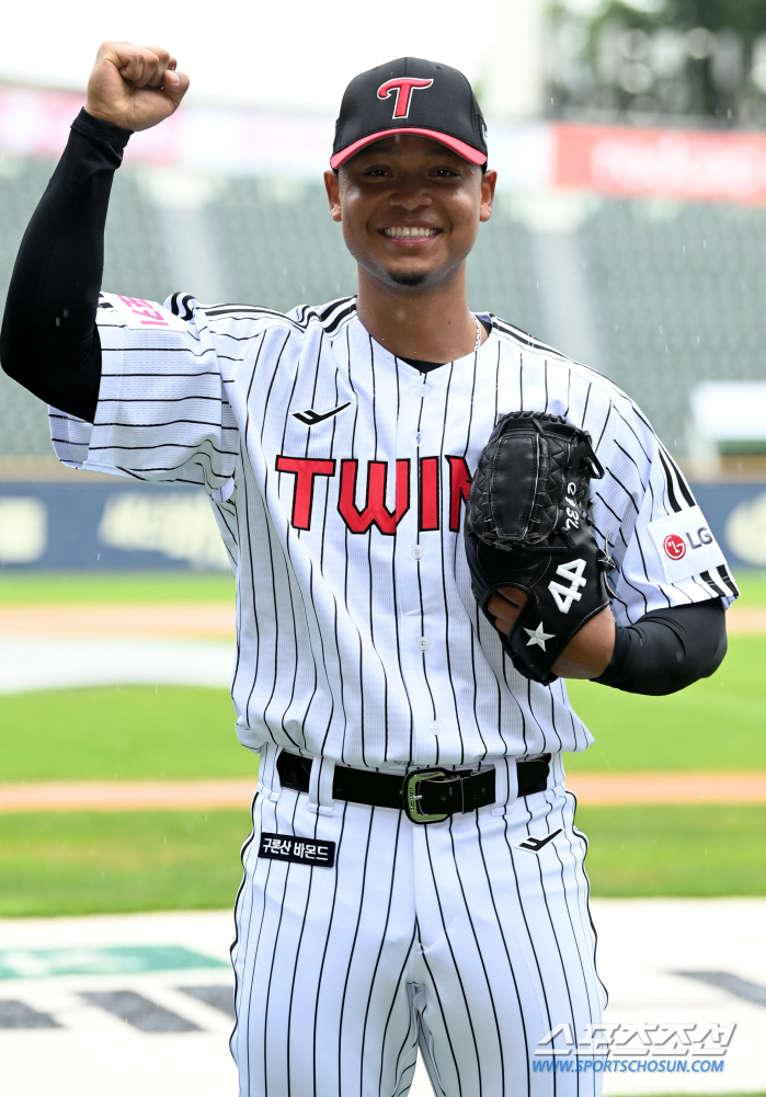 'College players appreciate ML' Hernandez's first real game 150km. 0 hits and 6K runs in 3 innings. The first appearance was against Doosan on the 8th 