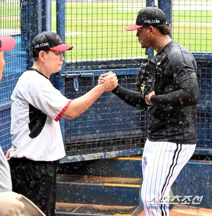 'College players appreciate ML' Hernandez's first real game 150km. 0 hits and 6K runs in 3 innings. The first appearance was against Doosan on the 8th 