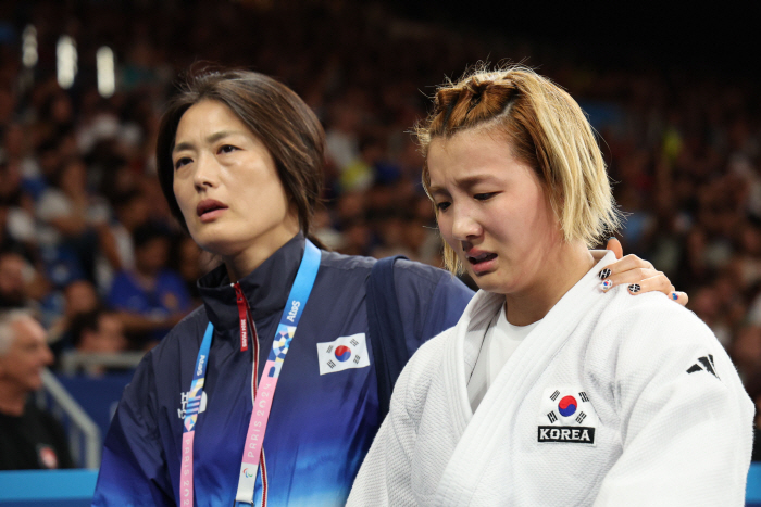 In the end, I shed a hot tear, a defeat in the Judo Kim Ji-soo's consolation match 