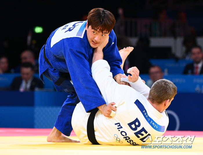 Lee Jun-hwan, who was defeated by his enemy, sobbed after beating the world's No. 1 player and confirming the bronze medal