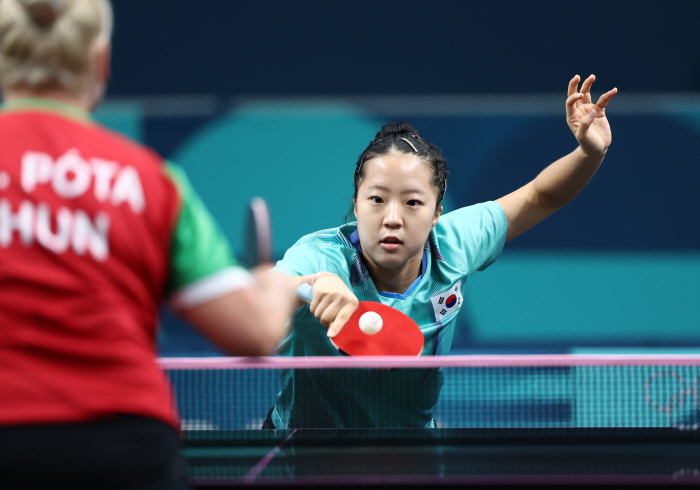 'Let's go for a singles medal!' Shin Yu-bin wins 4-1 against Potta 'Moving to the round of 16 in singles!'