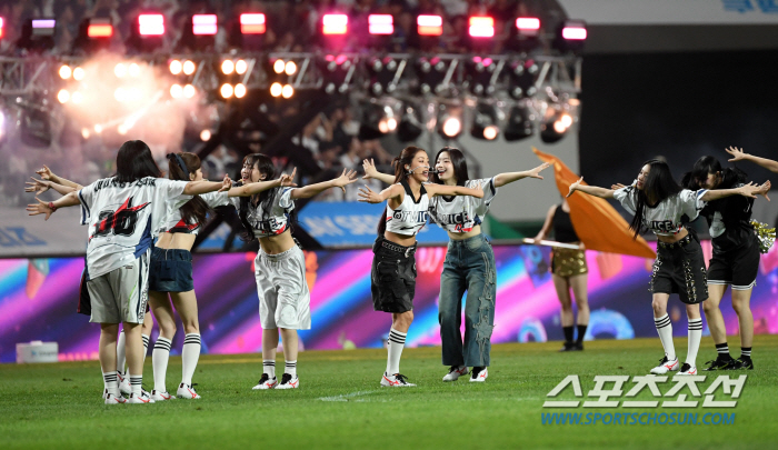  TWICE 'Make the soccer fever hotter'