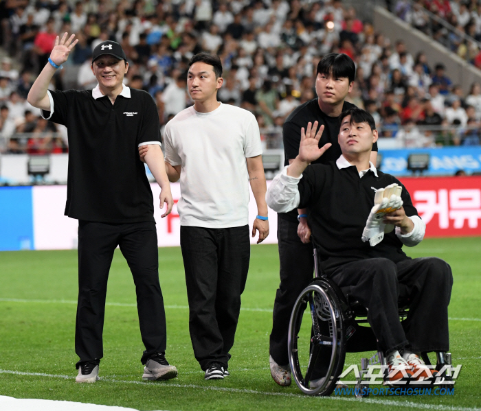 Shin Young-rok, PK-Yu Yeon-soo, GK with a big smile, and Tottenham players lined up and clap 'Respect'