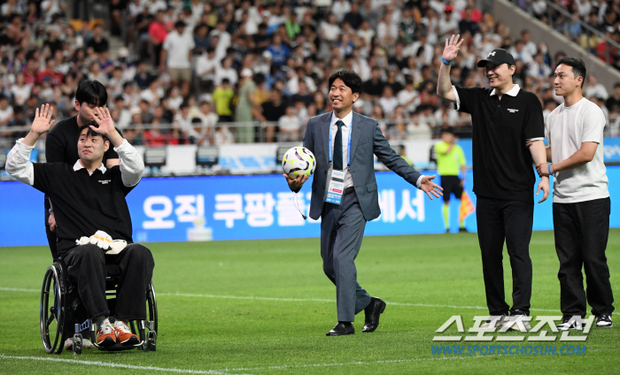 Shin Young-rok, PK-Yu Yeon-soo, GK with a big smile, and Tottenham players lined up and clap 'Respect'