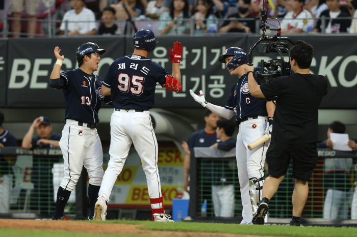 That's the baseball score! The KBO League's first 30-point game exploded with a new record for most points ever