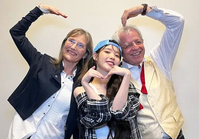 76-Year-Old US fan's Memorable Encounter with IU